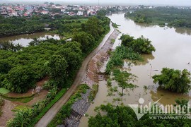 Hà Nội: Căng đèn canh đoạn đê lún sâu cả mét