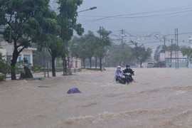 Quy Nhơn: Mưa lớn nước lên nhanh, người dân không kịp trở tay