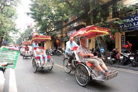 Tour tham quan Hà Nội bằng xích lô- đặc sản riêng của Hà Nội