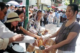 Phát miễn phí hàng trăm bánh mì để... đền ơn Đại tướng