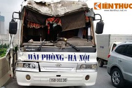 Tông xe bồn, xe khách bẹp rúm tại cao tốc trên cao HN