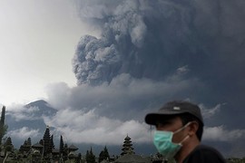 Siêu núi lửa Agung "nổi giận", Indonesia sơ tán 100.000 dân