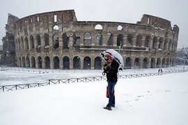 Kỳ thú khung cảnh thành Rome trắng xóa băng tuyết