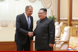 Hình ảnh cuộc gặp giữa lãnh đạo Kim Jong-un và Ngoại trưởng Nga