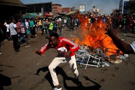 Vừa kết thúc bầu cử, thủ đô Zimbabwe lại chìm trong bạo lực 