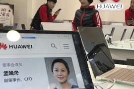 "Công chúa Huawei" khi bị bắt có đến 7 cuốn hộ chiếu