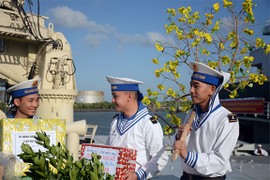 Vùng 2 Hải quân thăm, chúc Tết cán bộ, chiến sĩ trên các nhà giàn DK1