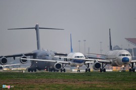 "Ngựa thồ" C-17 của Tổng thống Mỹ xếp hàng chờ cất cánh tại Nội Bài