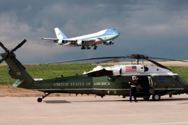 Khám phá “taxi bay” Marine One của ông Trump vừa đến Nội Bài