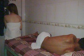 Bắt quả tang 2 nữ tiếp viên massage bán dâm cho khách tại phòng VIP