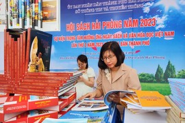 Độc giả hào hứng tham gia hội sách Hải Phòng năm 2023