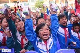 Ngọc Hân, Xuân Bắc cùng Vinamilk tặng sữa cho trẻ khuyết tật