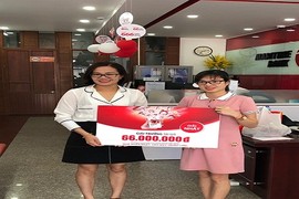 Khách hàng bất ngờ nhận giải tháng 66 triệu đồng từ Maritime Bank