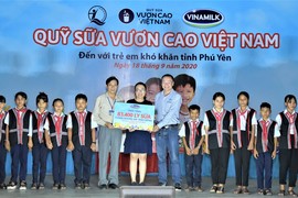 Quỹ sữa vươn cao Việt Nam và Vinamilk chung tay chăm sóc trẻ em Phú Yên 