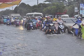 Đồng Nai ngập nặng, “biển người” bì bõm trong mưa