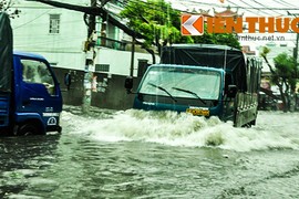 Mưa lớn, tuyến đường Sài Gòn ngập trong “biển” nước