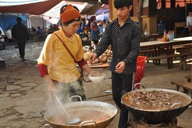 Hết "ghê" khi ăn đặc sản thắng cố Bắc Hà