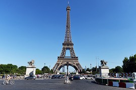 Nằm lăn dưới tháp Eiffel, đùa với chim ở nhà thờ Đức Bà Paris