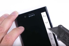 Dùng dao thử độ cứng màn hình Xperia XZ Premium