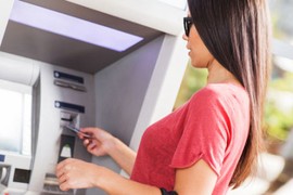 Những ngân hàng nào đang miễn phí rút tiền qua ATM?