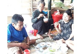 Cám cảnh mẹ già 72 tuổi nuôi 2 con tàn tật trong lán tạm nơi rốn lũ