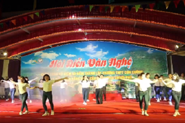 Video: Thầy cô nhảy Cha Cha Cha đẹp mắt khiến học sinh phấn khích