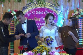 Video: Hai họ chen chúc tặng vàng trong đám cưới ở Thanh Hóa