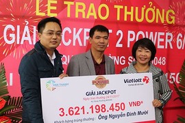 Chàng thợ khóa chia hết tiền cho người thân sau khi nhận jackpot “khủng”