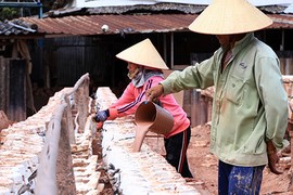 Làng gốm ở Bình Dương tất bật sản xuất chó vàng bán Tết