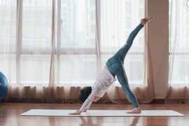 Cậu bé tự kỷ thành thầy dạy yoga 7 tuổi kiếm được hàng trăm triệu