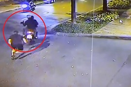 Video: Táo tợn lao xe máy lên vỉa hè cướp của du khách nước ngoài