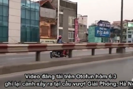 Video: Chị em vun vút ngược chiều trên cầu, đối đầu ôtô