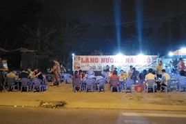 Làng nhậu sinh viên: Mẹ nghèo lặng người nhìn con "chén chú, chén anh"