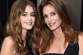 Cựu siêu mẫu Cindy Crawford hối tiếc vì chụp ảnh khỏa thân