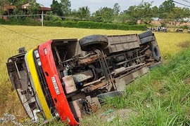 Video: Xe buýt lao xuống ruộng, nhiều hành khách lấm lem bùn đất