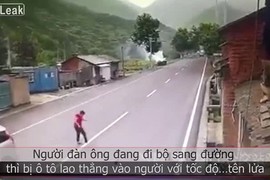 Video: Ô tô lao như tên lửa, người đi bộ thoát chết khó tin