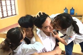 Video: Nữ sinh “thi nhau” hôn má trước ngày thi THPT quốc gia