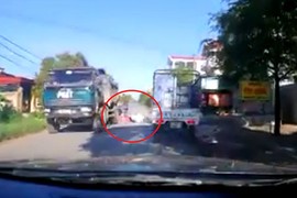 Video: Cô gái thoát chết trong gang tấc khi ngã ra đường trước mũi xe tải