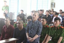 Vụ án tạt axit hai cô gái ở Cần Thơ: Đánh nhau tại phiên tòa xét xử