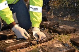 Ecuador “tình cờ” phát hiện 500kg ma túy trên xe buýt gặp tai nạn