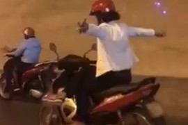 Video: Ra đường tránh xa các ca vừa đi xe máy vừa thả 2 tay thế này