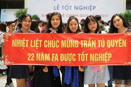 Lời chúc tốt nghiệp 'bá đạo' của hội bạn thân dành cho cô gái ế 22 năm