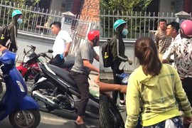 Video: Thanh niên Sài Gòn ốm đòn vì tát nữ sinh đỏ mặt