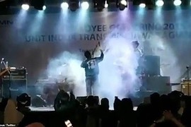 Video: Sóng thần cuối trôi ban nhạc rock trước mắt người xem