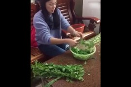 Video: Trong cái khó chị em bỗng “ló” ra sự khôn ngoan không tưởng