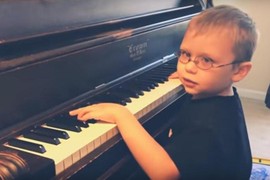 Video: Nghị lực của cậu bé khiếm thị học chơi piano bằng đôi tai