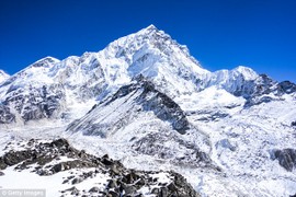 Băng tan trên núi Everest để lộ hàng trăm thi thể người