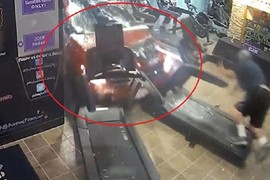 Video: Nữ tài xế lái Mercedes tông thẳng phòng gym, suýt làm chết người