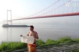 Video: Tổng Giám đốc bơi hơn 2km qua sông mỗi ngày để... đi làm