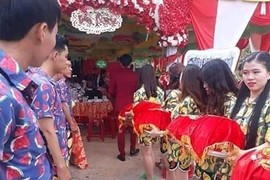 Nực cười mang dép tổ ong, mặc đồ đi biển để bê tráp đám cưới